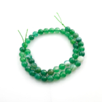 Kesimli Madagaskar Yeşil Akik toptan doğal taş dizi 8mm – parlak yeşil tonlarıyla bolluk, huzur ve denge enerjisi sunan doğal taş.