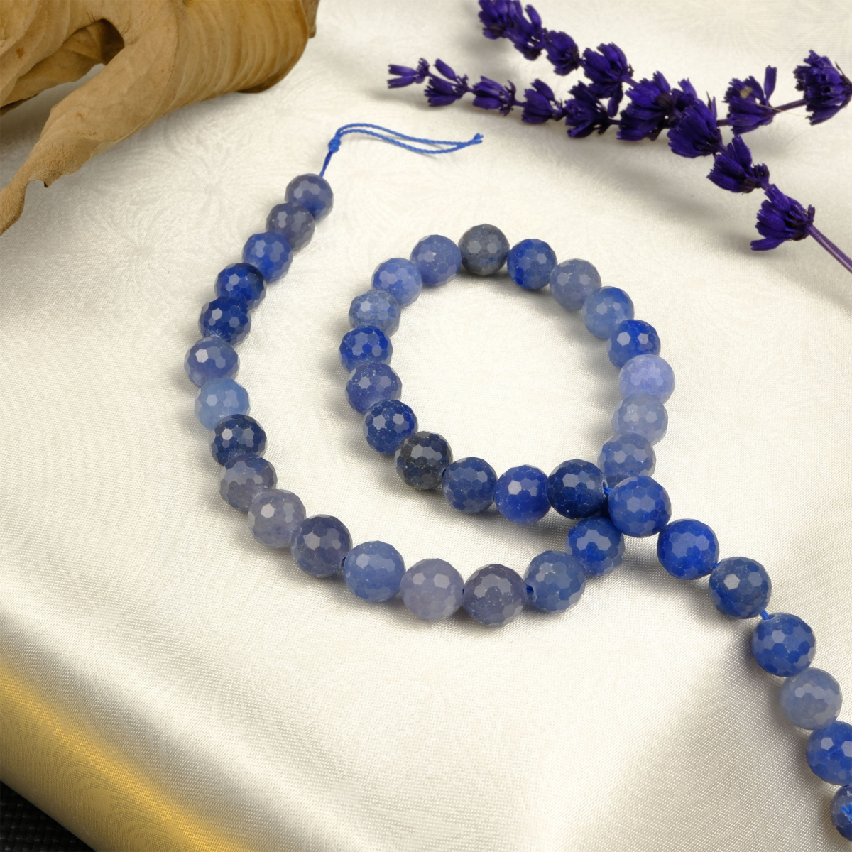 Kesimli Mavi Kuvars doğal taş dizi 8mm – sakinleştirici mavi tonlarıyla iletişim, huzur ve ruhsal denge sağlayan toptan doğal taş dizi