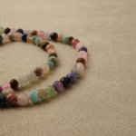 Kesimli Mix doğal taş dizi 4mm – çoklu taş enerjisini bir arada sunan, renkli ve hareketli toptan doğal taş dizi