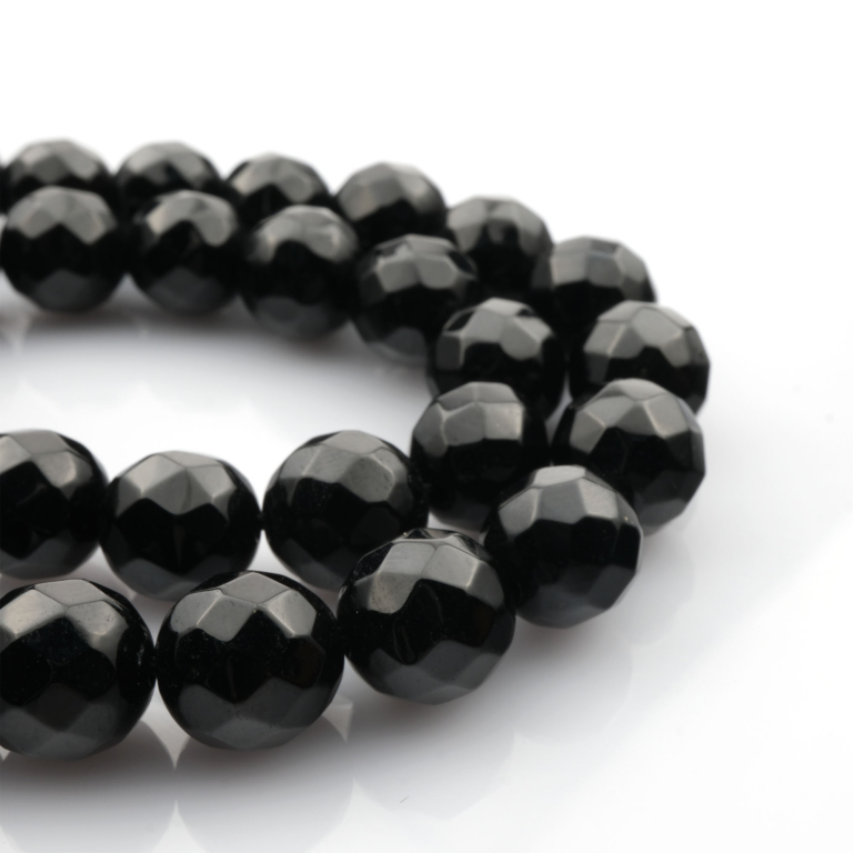 Kesimli Oniks doğal taş dizi 10mm – derin siyah tonlarıyla güç, koruma ve odaklanma enerjisi yayan parlak kesimli boncuklardan oluşan toptan doğal taş dizi