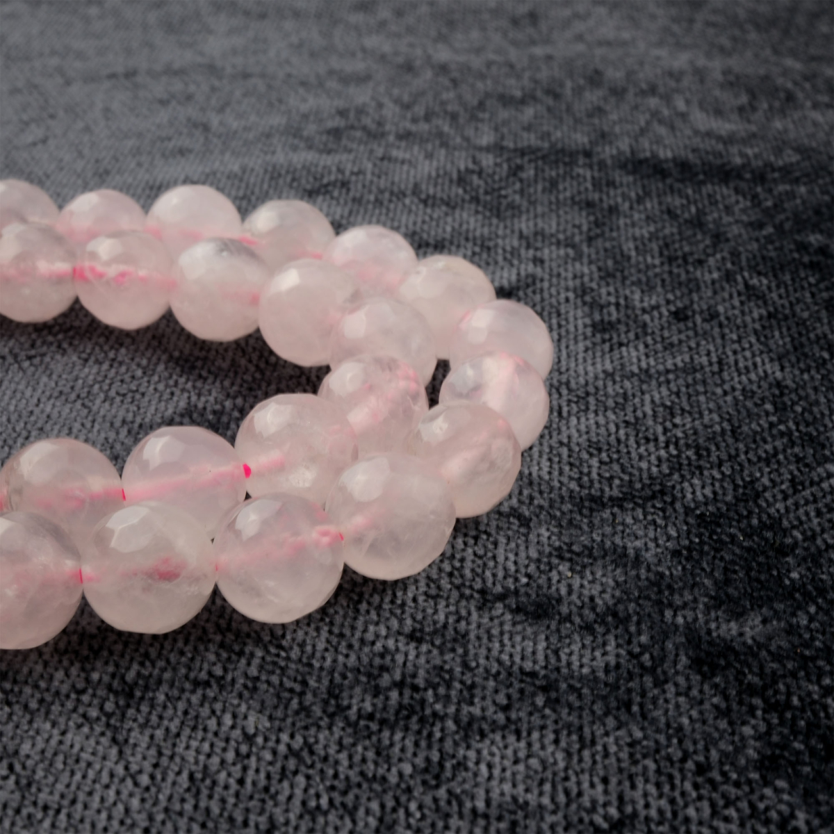 Kesimli Pembe Kuvars doğal taş dizi 10mm – sevgi, huzur ve şefkat enerjisini yayan pastel tonlu parlak kesimli boncuklarla tasarım ve enerji çalışmaları için ideal toptan doğal taş dizi