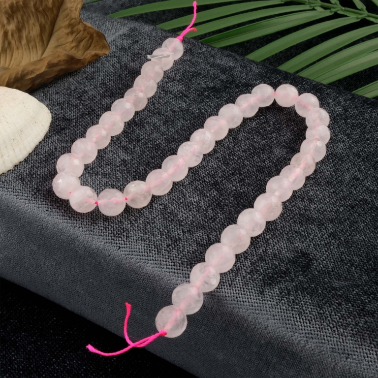 Kesimli Pembe Kuvars doğal taş dizi 10mm – sevgi, huzur ve şefkat enerjisini yayan pastel tonlu parlak kesimli boncuklarla tasarım ve enerji çalışmaları için ideal toptan doğal taş dizi