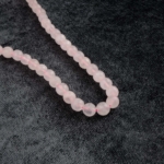 Kesimli Pembe Kuvars doğal taş dizi 10mm – sevgi, huzur ve şefkat enerjisini yayan pastel tonlu parlak kesimli boncuklarla tasarım ve enerji çalışmaları için ideal toptan doğal taş dizi