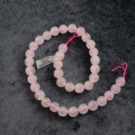 Kesimli Pembe Kuvars doğal taş dizi 10mm – sevgi, huzur ve şefkat enerjisini yayan pastel tonlu parlak kesimli boncuklarla tasarım ve enerji çalışmaları için ideal toptan doğal taş dizi