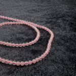 Kesimli Pembe Kuvars doğal taş dizi 4mm – sevgi, huzur ve kalp çakrası enerjisini yükselten toptan doğal taş dizi