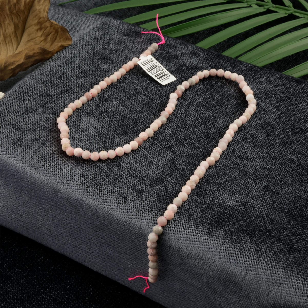 Kesimli Pembe Opal doğal taş dizi 4mm – yumuşak pembe tonlarıyla sevgi ve huzur enerjisini yayan, zarif görünümlü toptan doğal taş dizi.