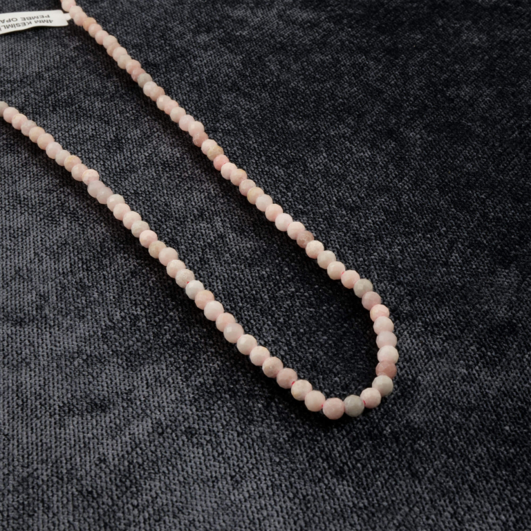 Kesimli Pembe Opal doğal taş dizi 4mm – yumuşak pembe tonlarıyla sevgi ve huzur enerjisini yayan, zarif görünümlü toptan doğal taş dizi.