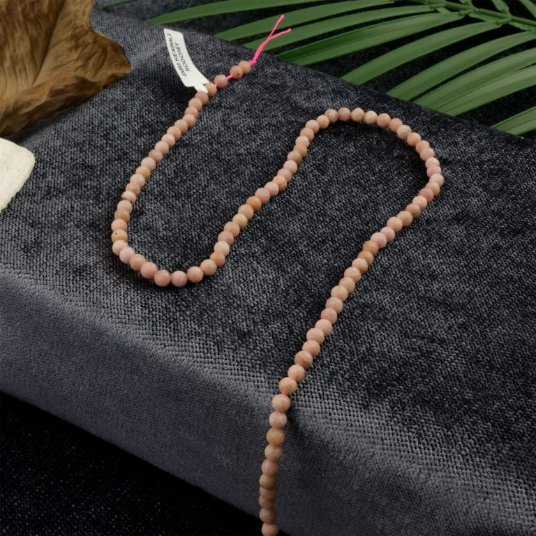 Kesimli Rodonit doğal taş dizi 4mm – pembe ve siyah tonların uyumuyla kalp çakrasını dengeleyen, duygusal şifa sağlayan toptan doğal taş dizi.