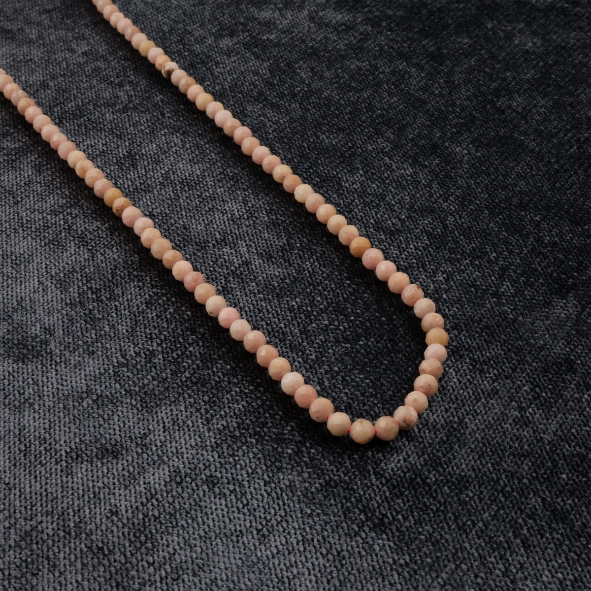 Kesimli Rodonit doğal taş dizi 4mm – pembe ve siyah tonların uyumuyla kalp çakrasını dengeleyen, duygusal şifa sağlayan toptan doğal taş dizi.