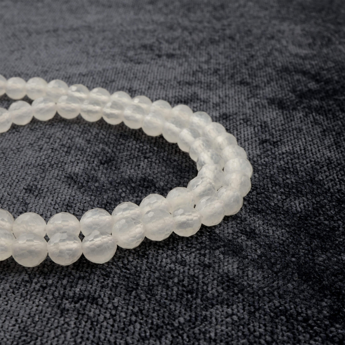 Kesimli Selenit doğal taş dizi 6mm – saf beyaz kristal yapısıyla arınma, huzur ve farkındalık sağlayan toptan doğal taş dizi