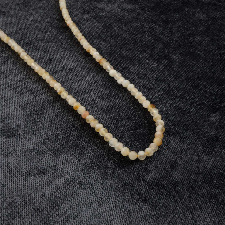 Kesimli Sitrin doğal taş dizi 4mm – altın sarısı tonlarıyla bolluk, neşe ve pozitif enerji veren toptan doğal taş dizi.