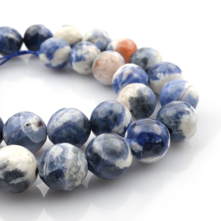 Kesimli Sodalit doğal taş dizi 10mm – mavi ve beyaz tonların büyüleyici kontrastıyla zihinsel açıklığı artıran, bileklik ve kolye yapımı için ideal toptan doğal taş dizi