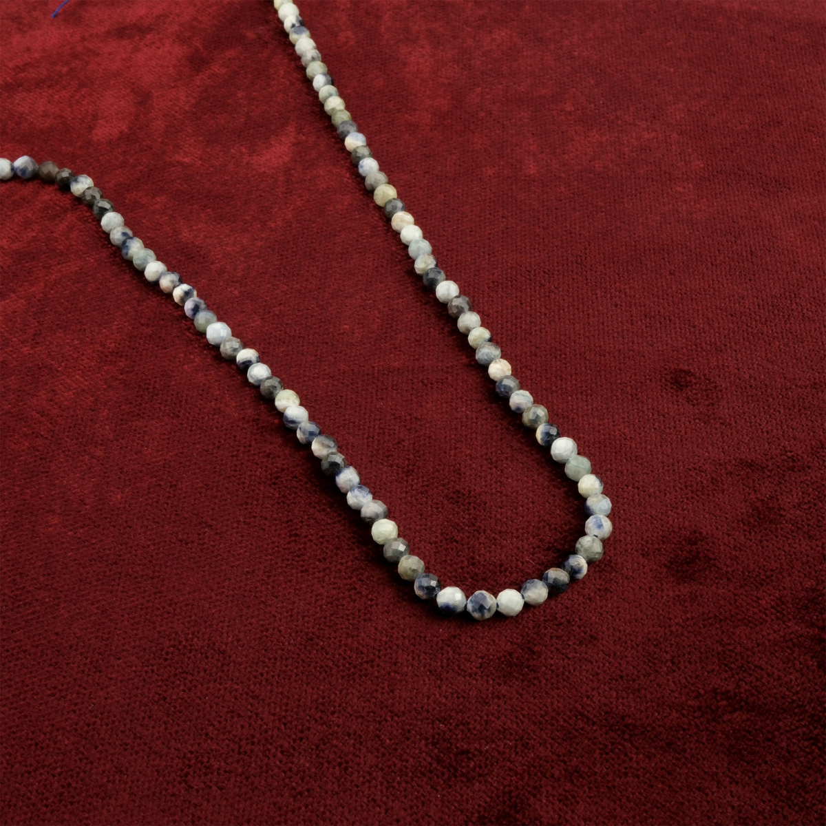 Kesimli Sodalit doğal taş dizi 4mm – lacivert tonları ve beyaz damar yapısıyla zihinsel denge ve iletişimi güçlendiren toptan doğal taş dizi.