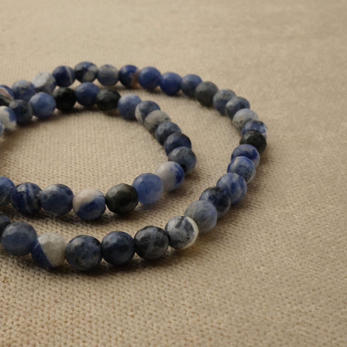 Kesimli Sodalit doğal taş dizi 6mm – mavi ve beyaz tonların zarif birleşimiyle zihinsel netlik, huzur ve odaklanma sağlayan toptan doğal taş dizi