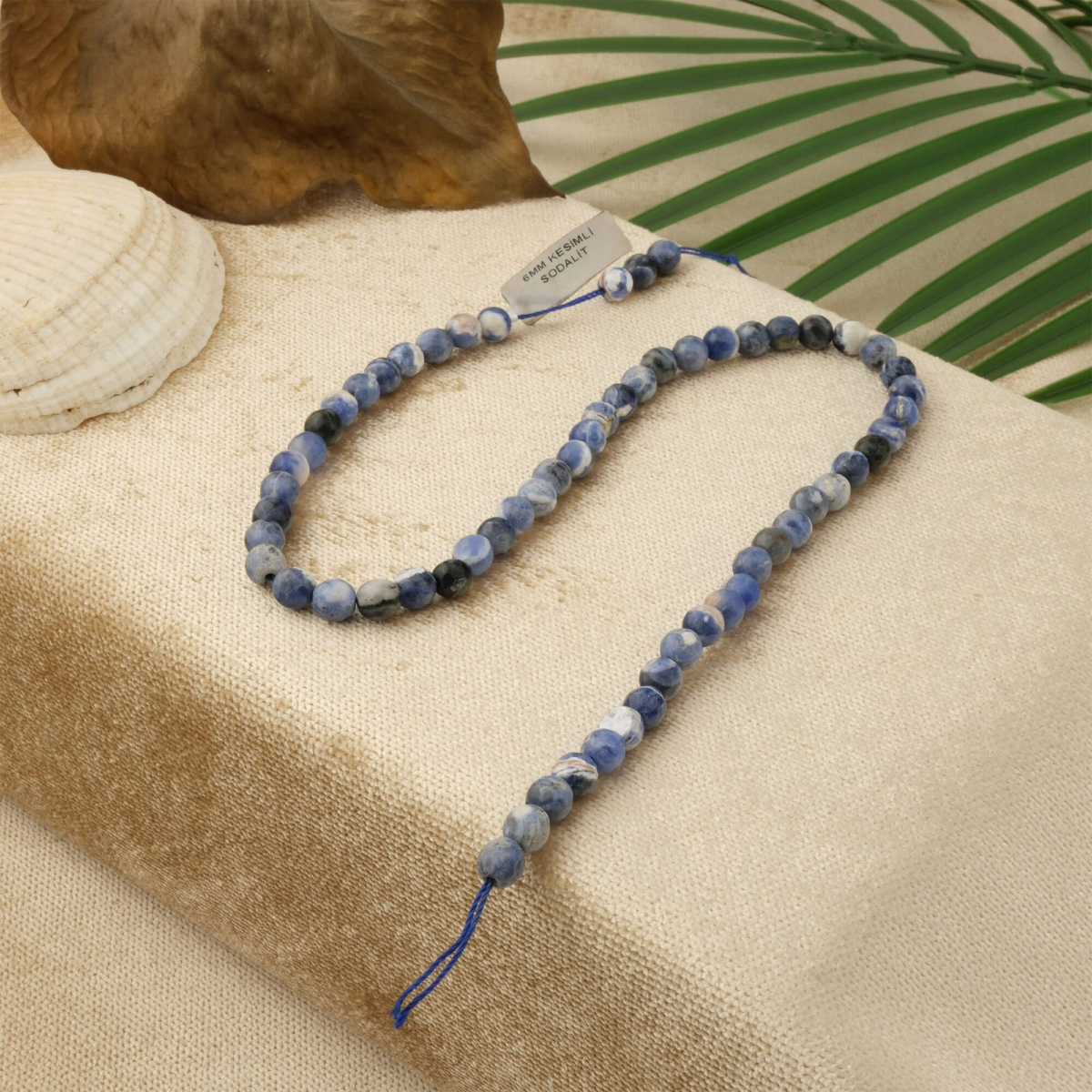 Kesimli Sodalit doğal taş dizi 6mm – mavi ve beyaz tonların zarif birleşimiyle zihinsel netlik, huzur ve odaklanma sağlayan toptan doğal taş dizi