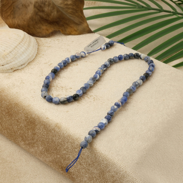 Kesimli Sodalit doğal taş dizi 6mm – mavi ve beyaz tonların zarif birleşimiyle zihinsel netlik, huzur ve odaklanma sağlayan toptan doğal taş dizi
