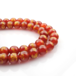 Kırmızı Feng Shui doğal taş dizi 8mm – canlı kırmızı tonlarıyla enerji ve tutku yayan, dengeleyici etkisiyle takı tasarımlarında tercih edilen toptan doğal taş dizi.