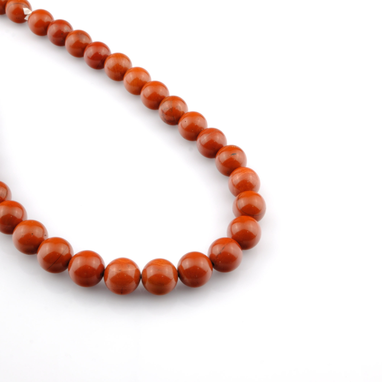 Kırmızı Jasper toptan doğal taş dizi 12mm – kırmızı tonlarıyla güç, kararlılık ve topraklanma enerjisi sağlayan doğal taş modeli.