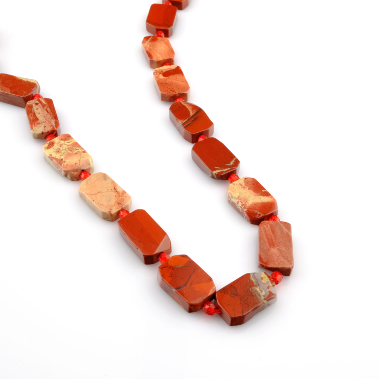 Kırmızı Jasper doğal taş dizi — toptan doğal taş dizi; kırmızı tonlarıyla güç, kararlılık ve yaşam enerjisini destekleyen taş.
