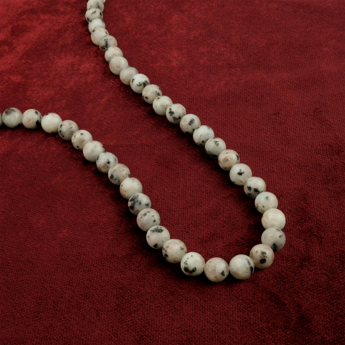 Kivi Jasper doğal taş dizi 8mm – açık yeşil zemin üzerindeki siyah benekleriyle denge ve sakinlik enerjisi yayan toptan doğal taş dizi.