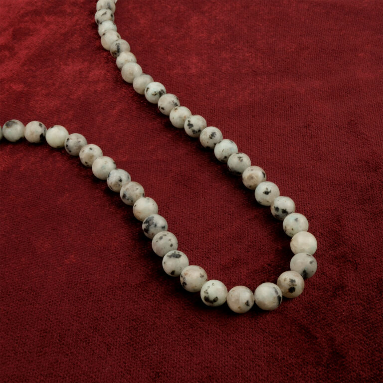 Kivi Jasper doğal taş dizi 8mm – açık yeşil zemin üzerindeki siyah benekleriyle denge ve sakinlik enerjisi yayan toptan doğal taş dizi.