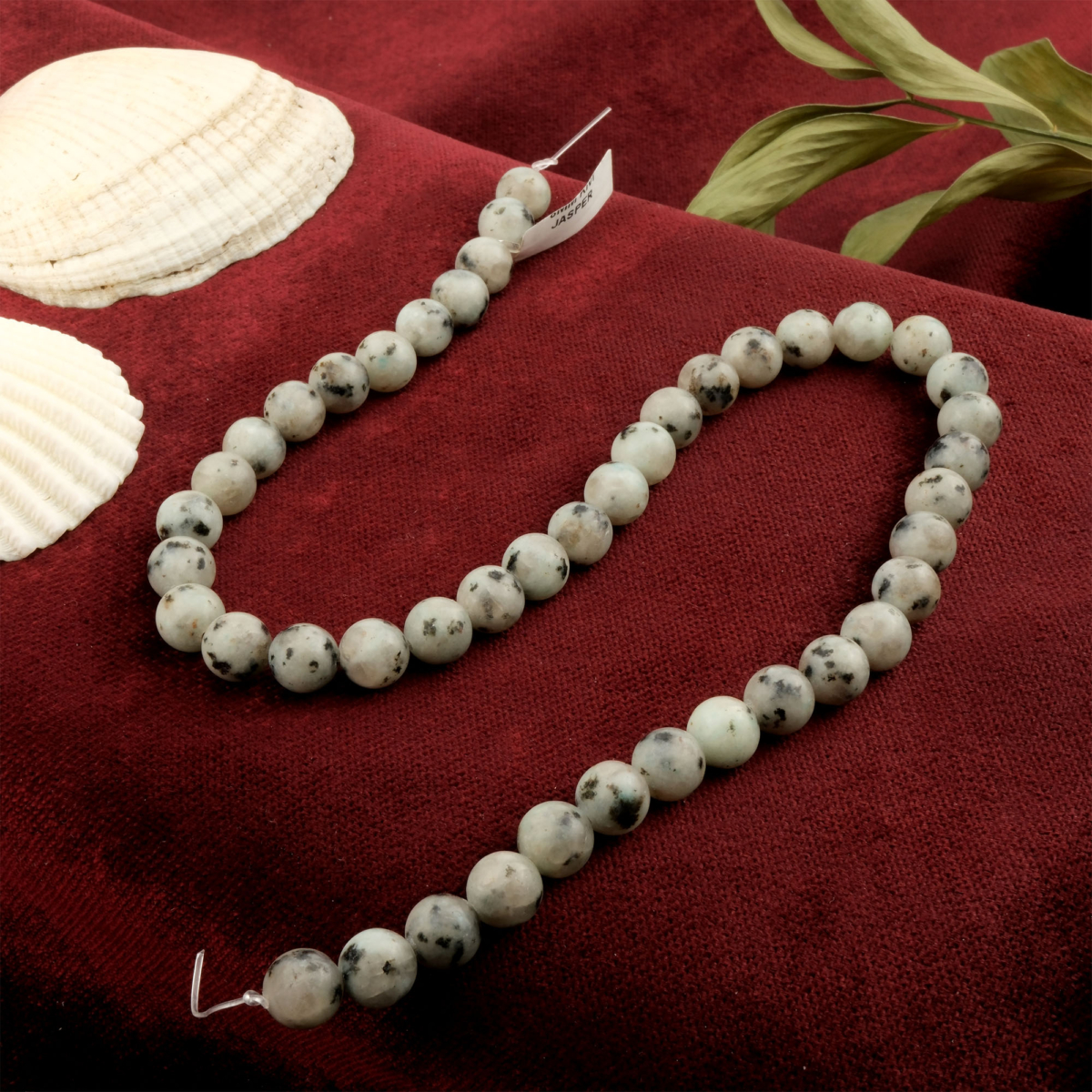 Kivi Jasper doğal taş dizi 8mm – açık yeşil zemin üzerindeki siyah benekleriyle denge ve sakinlik enerjisi yayan toptan doğal taş dizi.