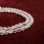 Kristal Kuvars doğal taş dizi 6mm — toptan doğal taş dizi; şeffaf parlak yapısıyla enerji çalışmalarında ve zarif takı tasarımlarında sıkça tercih edilir.