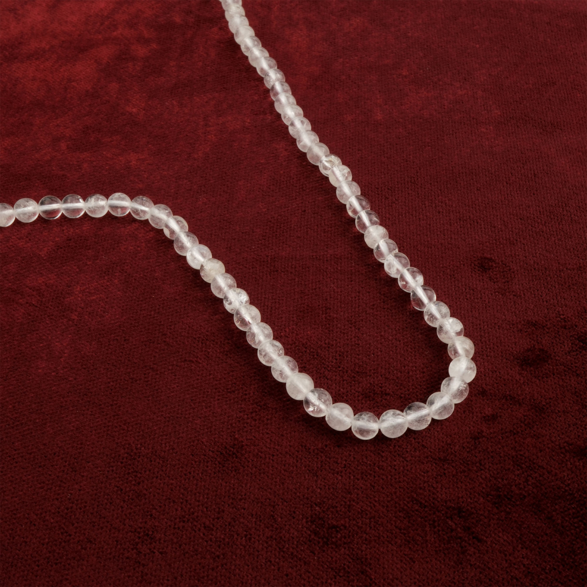 Kristal Kuvars doğal taş dizi 6mm — toptan doğal taş dizi; şeffaf parlak yapısıyla enerji çalışmalarında ve zarif takı tasarımlarında sıkça tercih edilir.