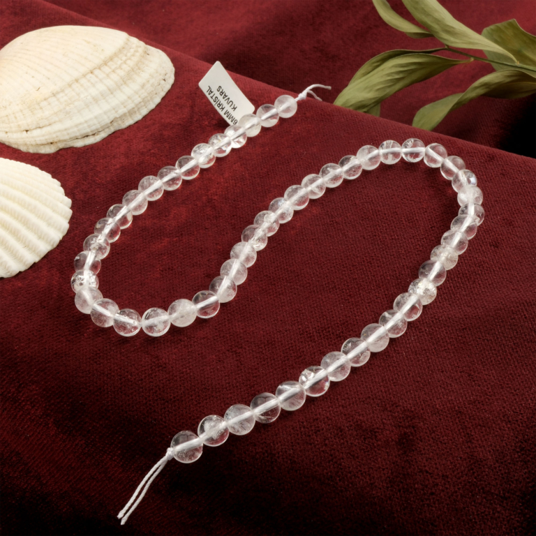 Kristal Kuvars taşı, berrak yapısı ve güçlü enerji iletimi sayesinde odaklanma, arınma ve denge sağlayan; şeffaf parlak yüzeyli toptan doğal taş dizi.