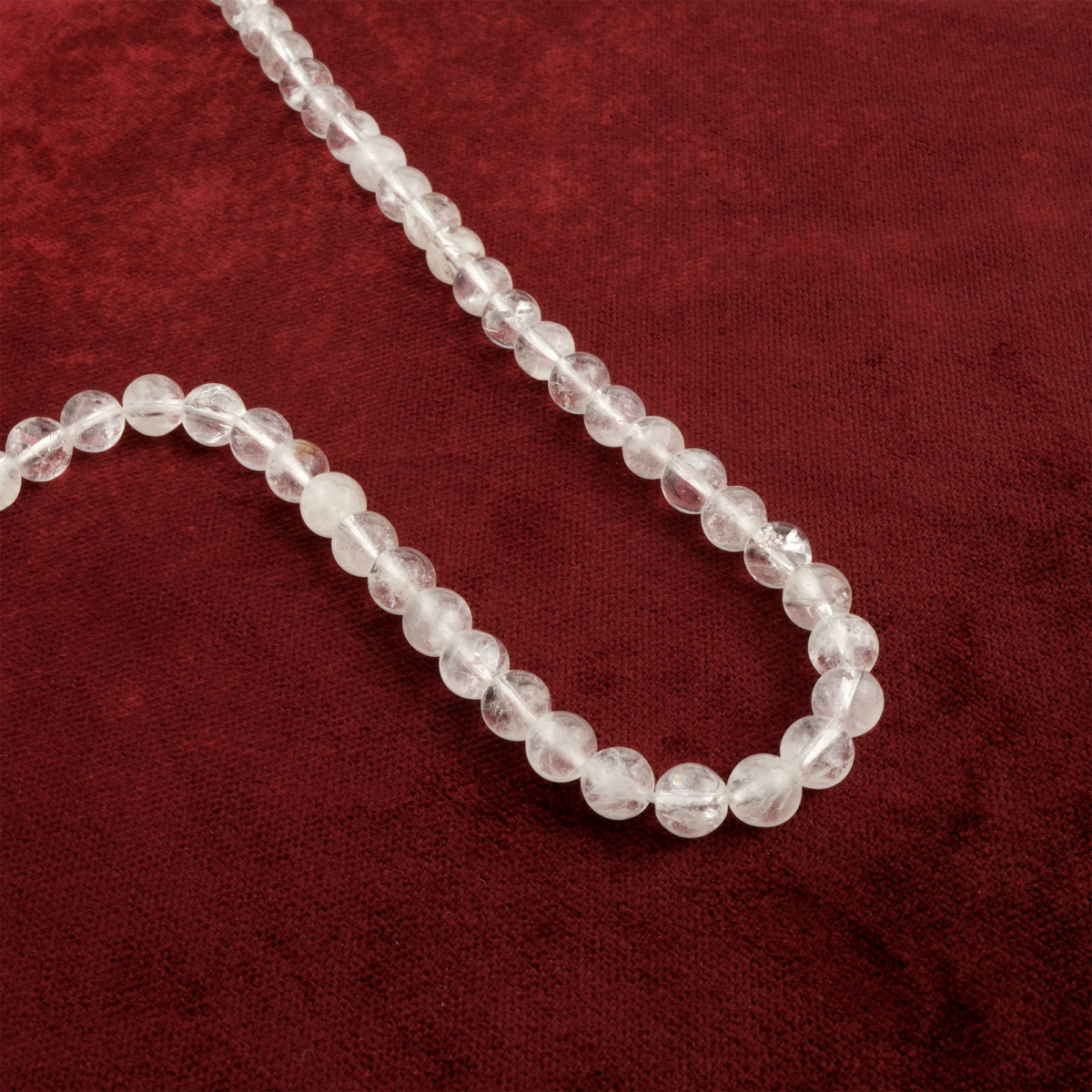 Kristal Kuvars doğal taş dizi 8mm – arındırıcı ve dengeleyici enerjisiyle bilinen, şeffaf parlaklıktaki toptan doğal taş dizi.