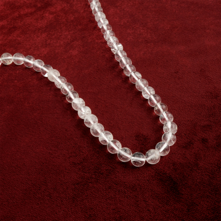 Kristal Kuvars taşı, şeffaf yapısıyla enerjiyi dengeleyen, berraklık ve odaklanma sağlayan; takı ve enerji çalışmalarında sıklıkla tercih edilen toptan doğal taş dizi.