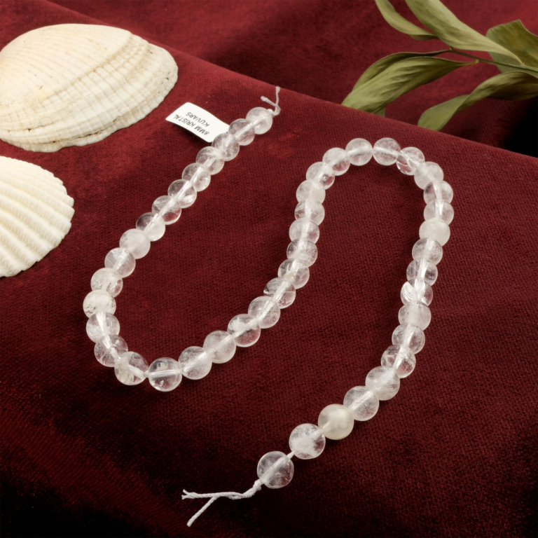 Kristal Kuvars doğal taş dizi 8mm – arındırıcı ve dengeleyici enerjisiyle bilinen, şeffaf parlaklıktaki toptan doğal taş dizi.