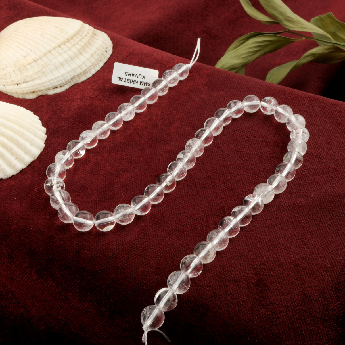 Kristal Kuvars taşı, şeffaf yapısıyla enerjiyi dengeleyen, berraklık ve odaklanma sağlayan; takı ve enerji çalışmalarında sıklıkla tercih edilen toptan doğal taş dizi.