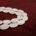 Kristal Kuvars doğal taş dizi — toptan doğal taş dizi; berrak yapısıyla arındırıcı, dengeleyici ve enerji yükseltici özelliklere sahip taş.