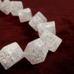 Küp Necef doğal taş dizi 12mm – kristal parlaklığıyla saf enerji, arınma ve berraklık sağlayan toptan doğal taş dizi