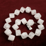 Küp kesim Necef taşı, beyaz ve yarı saydam tonlarıyla saflığı, berraklığı ve pozitif enerjiyi temsil eden toptan doğal taş dizi.