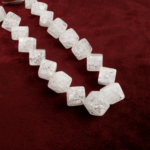 Küp kesim Necef taşı, beyaz ve yarı saydam tonlarıyla saflığı, berraklığı ve pozitif enerjiyi temsil eden toptan doğal taş dizi.