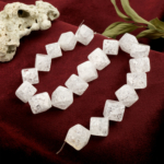 Küp kesim Necef taşı, beyaz ve yarı saydam tonlarıyla saflığı, berraklığı ve pozitif enerjiyi temsil eden toptan doğal taş dizi.