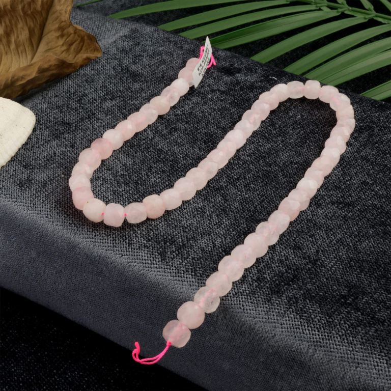 Küp Pembe Kuvars doğal taş dizi 8x8mm – sevgi, huzur ve kalp çakrası enerjisini yansıtan toptan doğal taş dizi