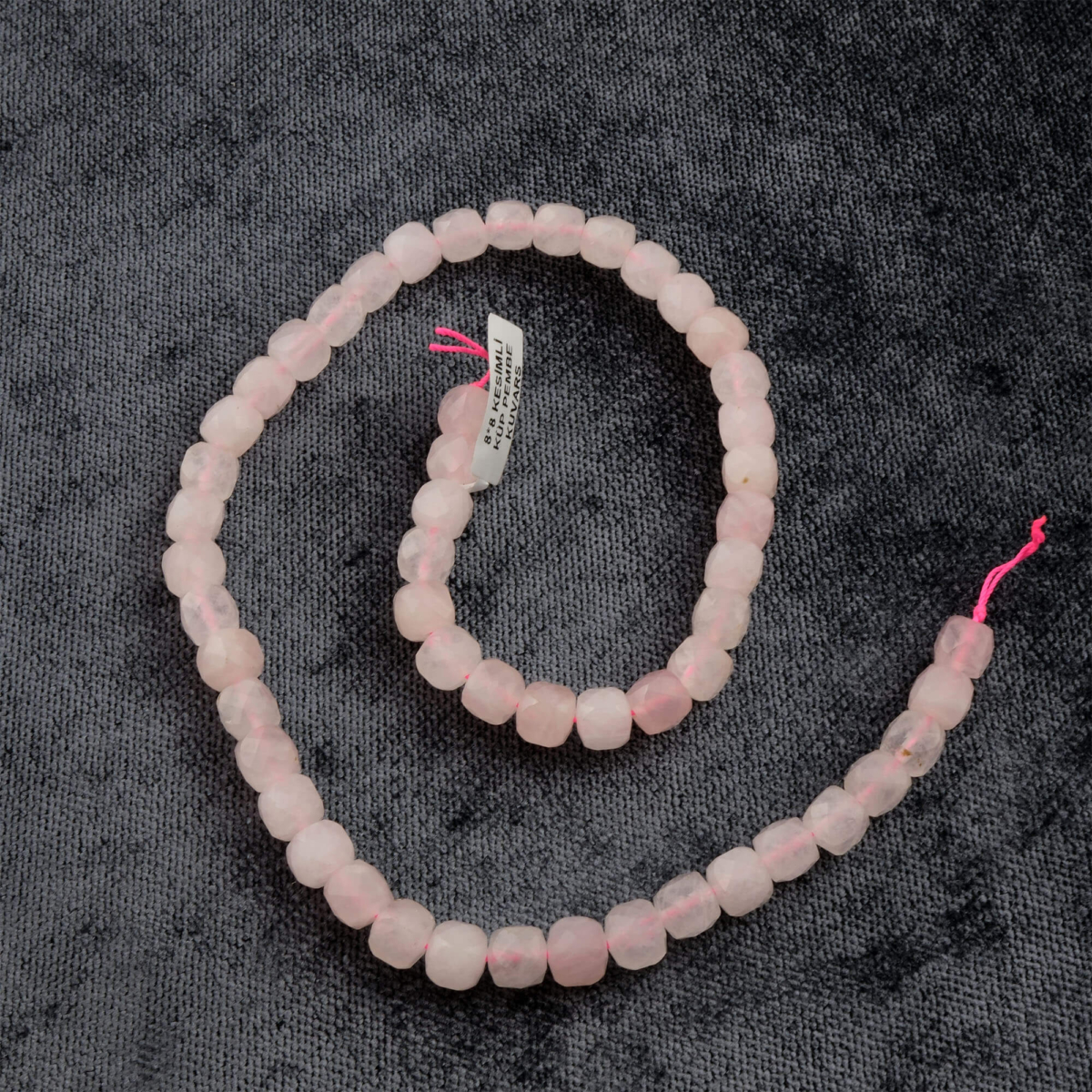Küp Pembe Kuvars doğal taş dizi 8x8mm – sevgi, huzur ve kalp çakrası enerjisini yansıtan toptan doğal taş dizi