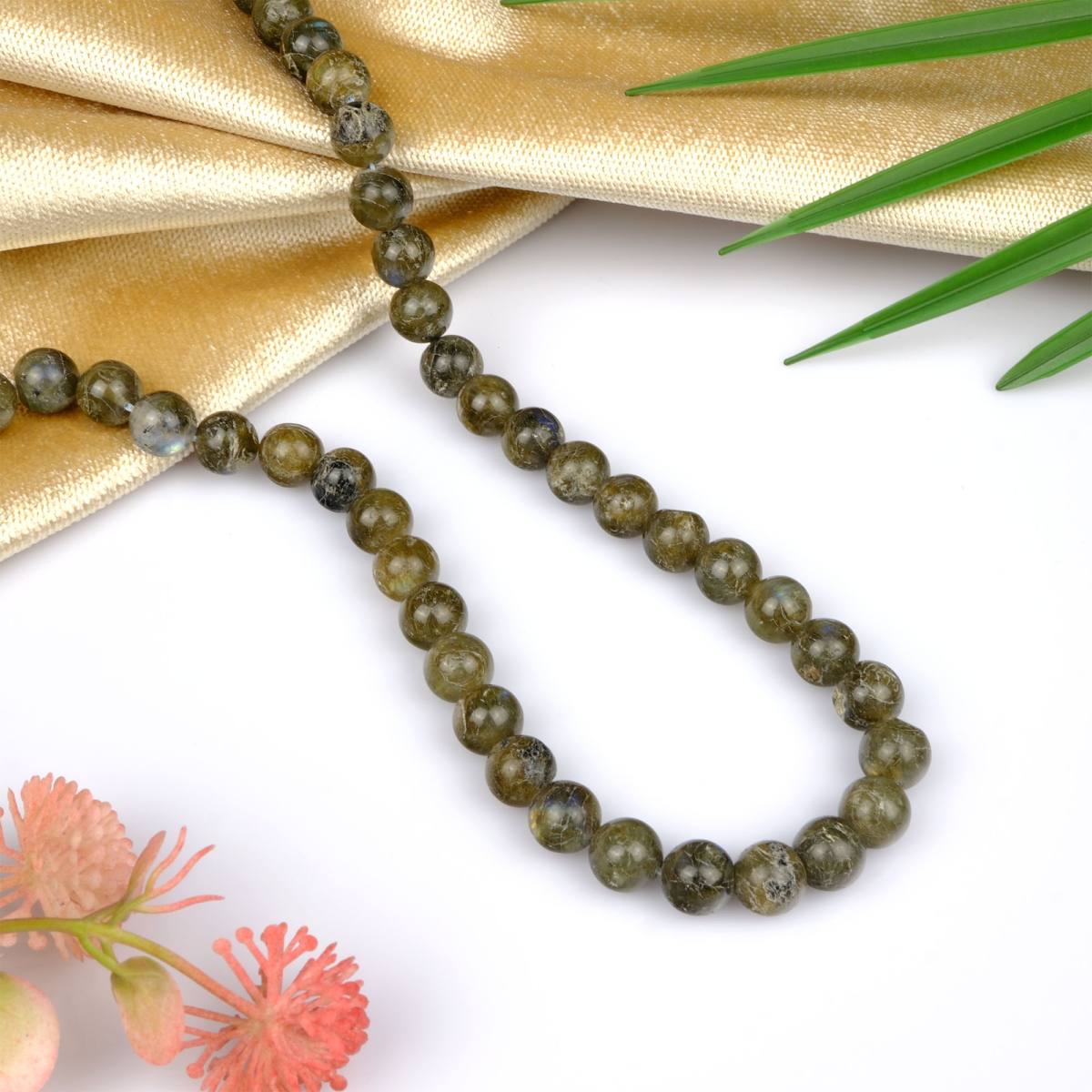 Labradorit toptan doğal taş dizi 10mm – mavi ve yeşil yansımalarıyla sezgiyi güçlendirir, negatif enerjilere karşı koruma sağlar.