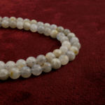 Labradorit doğal taş dizi 6mm – mavi-yeşil yansımalarıyla sezgiyi güçlendiren, koruyucu enerjiye sahip toptan doğal taş dizi.