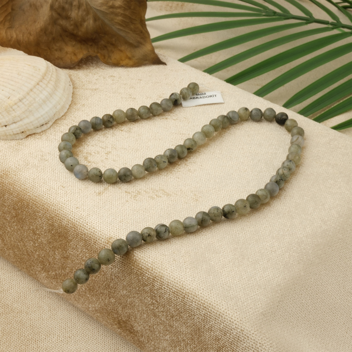 Labradorit doğal taş dizi 6mm – mavi, gri ve yeşil ışık oyunlarıyla sezgiyi güçlendiren, koruyucu enerjisiyle bilinen eşsiz toptan doğal taş dizi