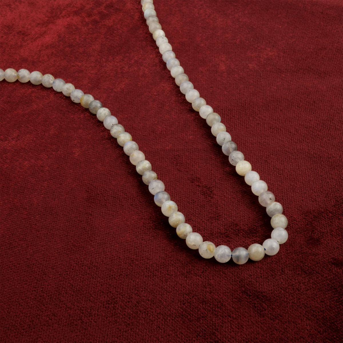 Labradorit doğal taş dizi 6mm – mavi-yeşil yansımalarıyla sezgiyi güçlendiren, koruyucu enerjiye sahip toptan doğal taş dizi.