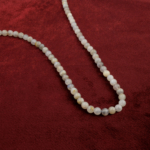 Labradorit doğal taş dizi 6mm – mavi-yeşil yansımalarıyla sezgiyi güçlendiren, koruyucu enerjiye sahip toptan doğal taş dizi.