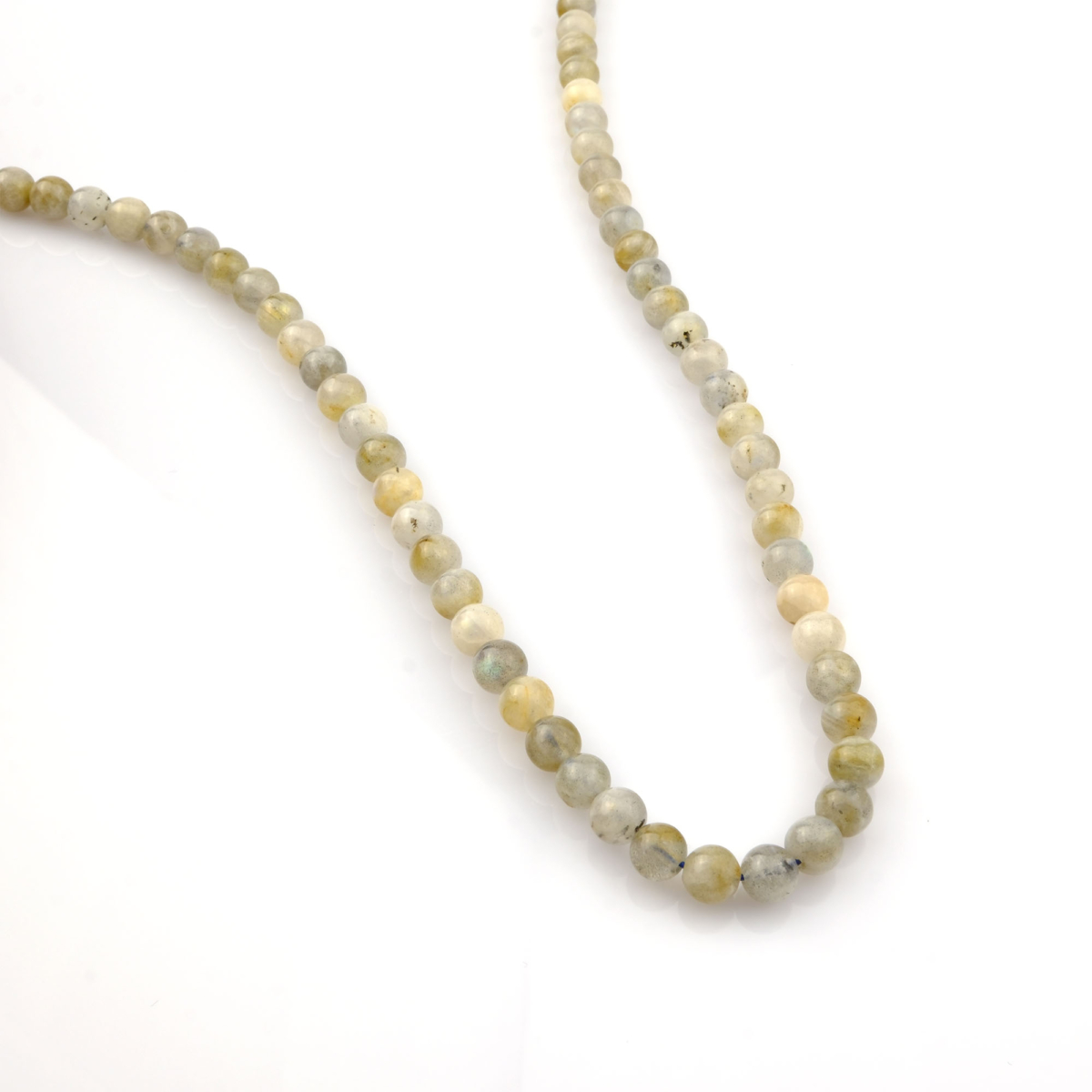 Labradorit doğal taş dizi 6mm – mavi ve yeşil yansımalarıyla sezgiyi güçlendiren, enerjisi yüksek toptan doğal taş dizi.