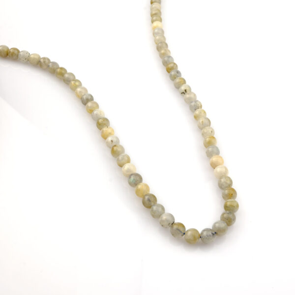 Labradorit doğal taş dizi 6mm – mavi ve yeşil yansımalarıyla sezgiyi güçlendiren, enerjisi yüksek toptan doğal taş dizi.