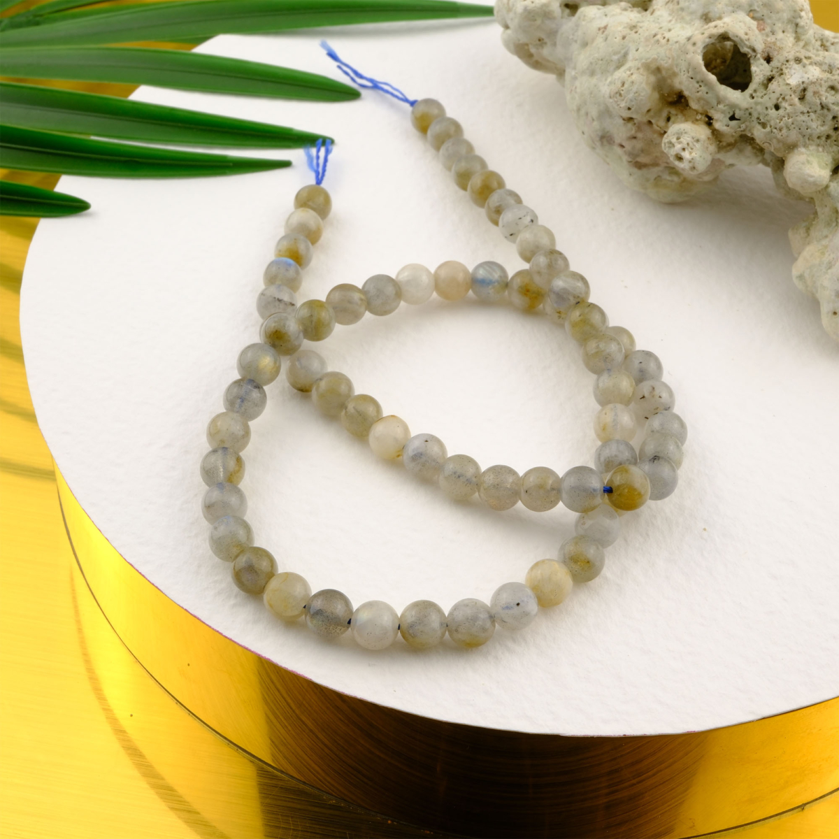 Labradorit doğal taş dizi 6mm – mavi ve yeşil yansımalarıyla sezgiyi güçlendiren, enerjisi yüksek toptan doğal taş dizi.