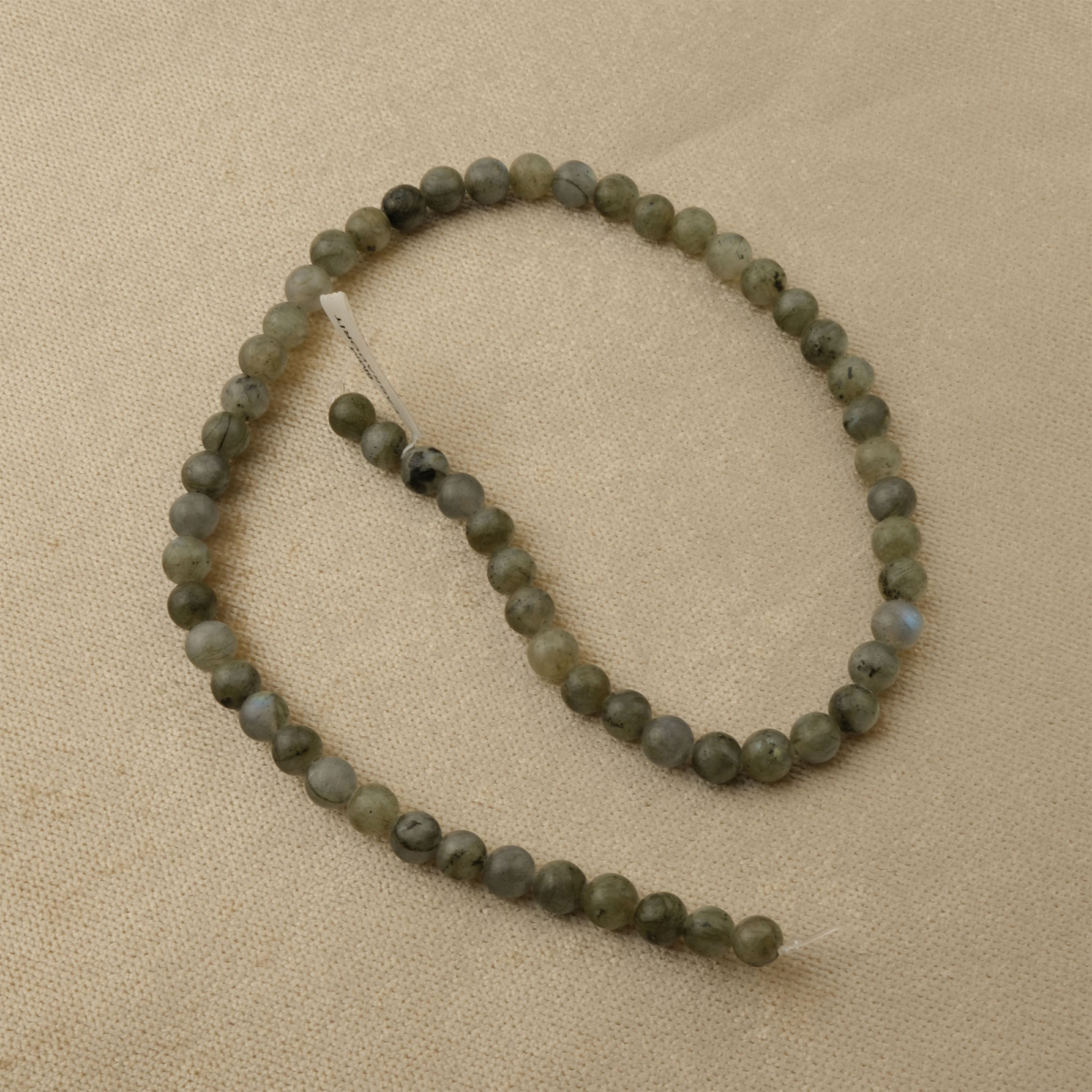 Labradorit doğal taş dizi 6mm – mavi, gri ve yeşil ışık oyunlarıyla sezgiyi güçlendiren, koruyucu enerjisiyle bilinen eşsiz toptan doğal taş dizi