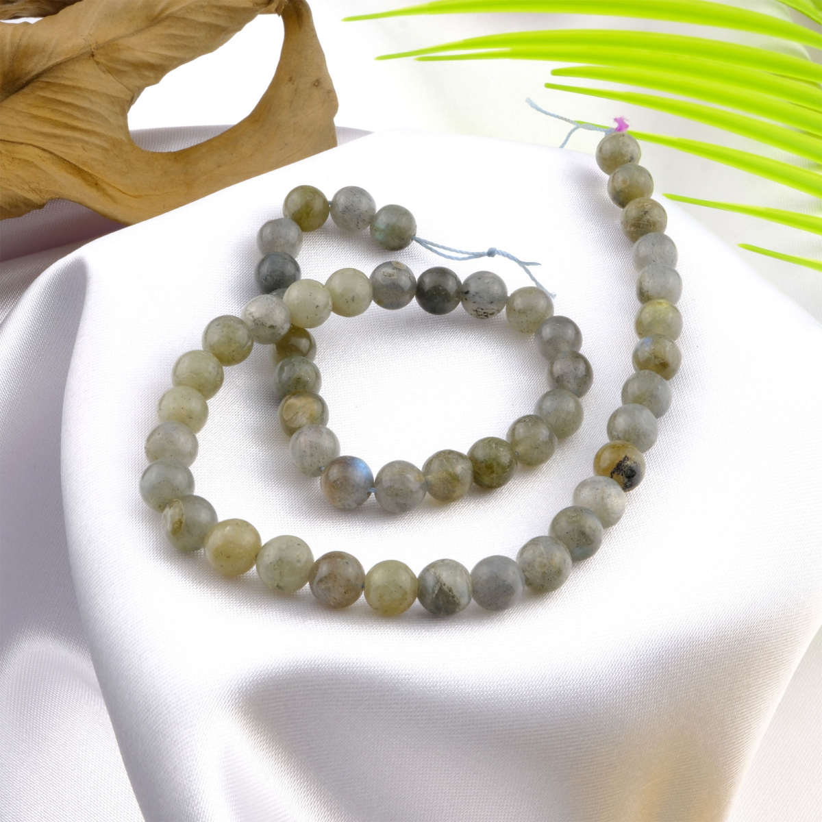 Labradorit toptan doğal taş dizi 8mm – mavi ve yeşil yansımalarıyla sezgiyi güçlendiren, negatif enerjilere karşı koruma sağlayan doğal taş.